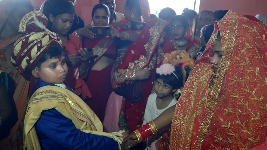 छपरा में हुई अनोखी शादी: 42 इंच के युवक ने की 47 इंच की युवती से शादी -  InsiderLive.in: Get Latest News, India News, Breaking News ...
